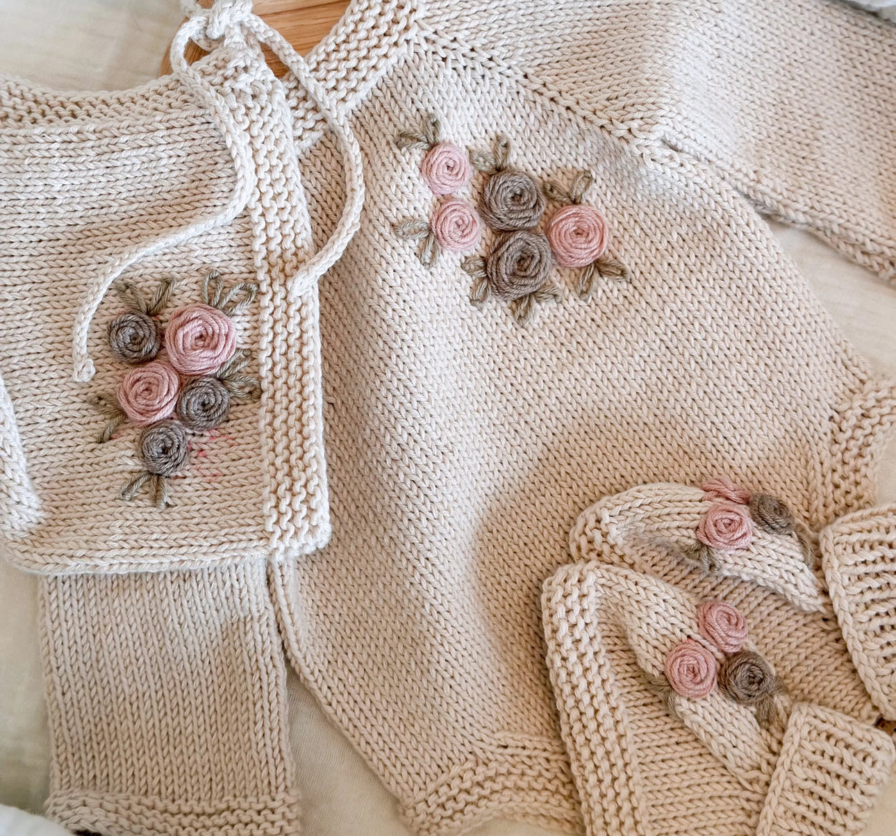Handknitted rose beige romper/set