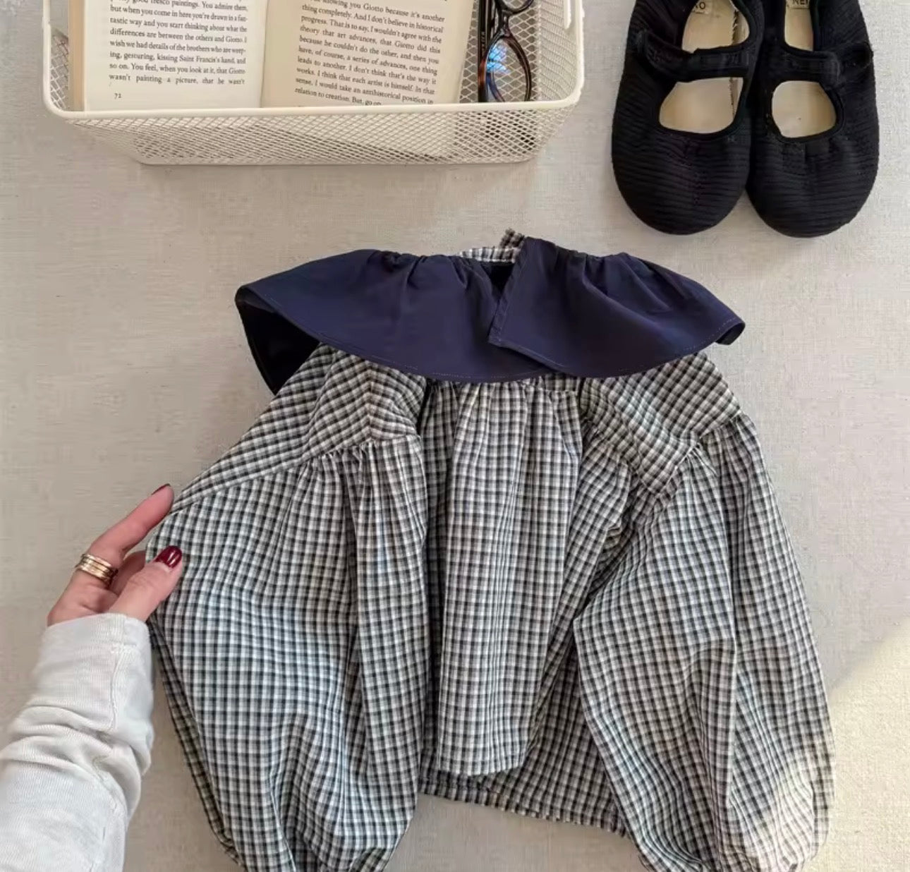 Oversized Peter Pan collar tops