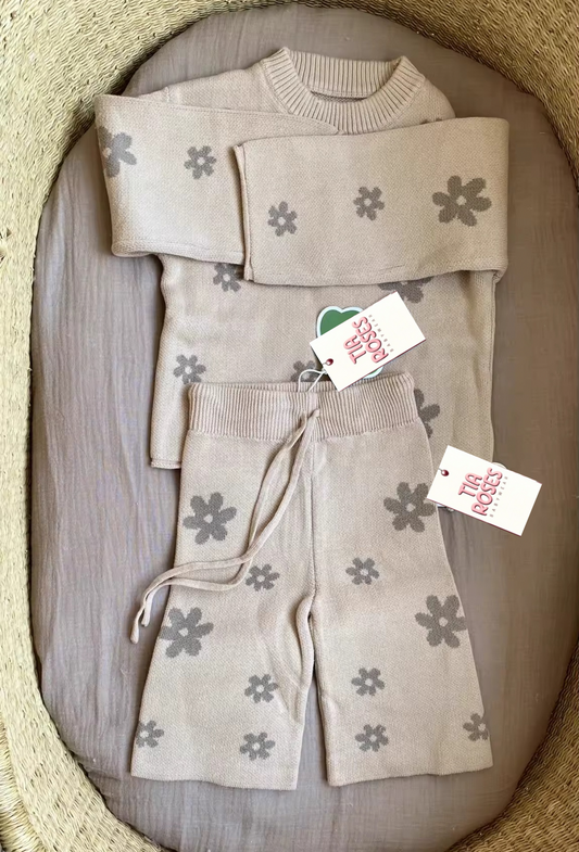 Thickened knitted flower two piece brown set